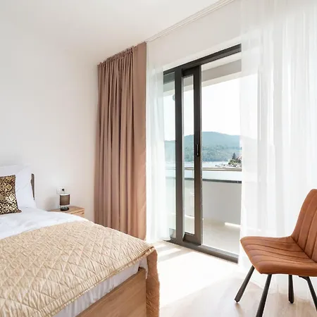 Daire & Fisherman's Luck - One-bedroom With Terrace And Sea View